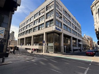 Alquiler Oficina de 1122m2 15 baños edificio corporativo Ciudad Vieja