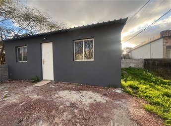 Casa en alquiler en Colón. Dos dormit, patio y lugar para coche.