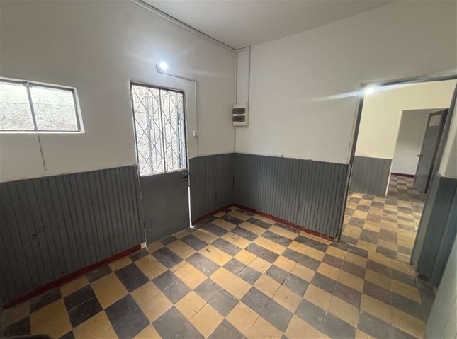 Alquiler apartamento de tres dormitorios en Colón. - foto 1