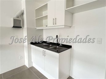 EN ALQUILER APARTAMENTO DE 1 DORMITORIO EN SEGUNDO PISO, UBICADO EN EDIFICIO SOBRE LA RAMBLA DE COLONIA.