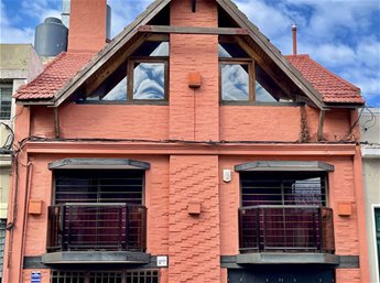 Venta Casa Pocitos 4 Dormitorios 3 Baños Garaje, Parrillero y Estufa a Leña
