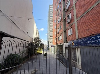 Se Alquila apto con excelente ubicación, sobre Av. 8 de Octubre en La Blanqueada. 2 dormitorios