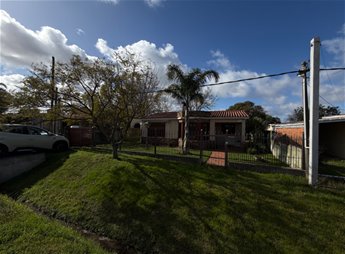 Se vende hermosa casa Padrón Único tipo Chalet de construcción tradicional 2 dormitorios, baño, cocina fondo, garaje para dos autos, cochera para 2 más y casa al fondo de Steel freame