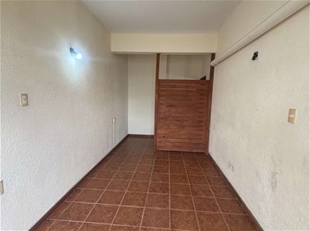 Local comercial pequeño sobre Av. Garzón y Duran