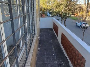 Alquiler de Casa Ph en Buceo 2 dormitorios, balcon al frente y azotea.