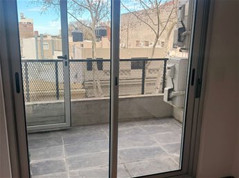Apartamento en alquiler 2 dormitorios y balcón al frente, a pasos de rambla y 18 de julio