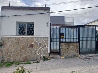 VENTA en CERRITO DE LA VICTORIA Casa 2 Dormitorios, cochera y patio exclusivo