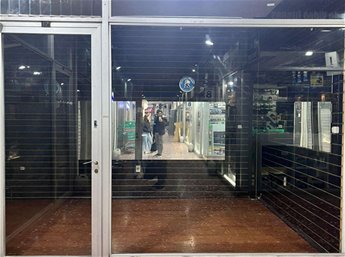 Se venden **2 locales comerciales juntos**, ubicados dentro de **Galería Primera Avenida**, sobre Av. 18 de Julio, en pleno Centro de Montevideo.