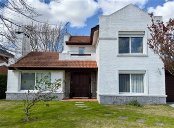 Casa en alquiler, barrio privado Lomas de la Tahona - 3 dormitorios y servicio con muebles.