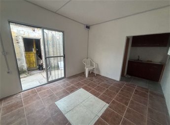 Apartamento monoambiente en alquiler en Colón a dos cuadras de Av. Garzón.