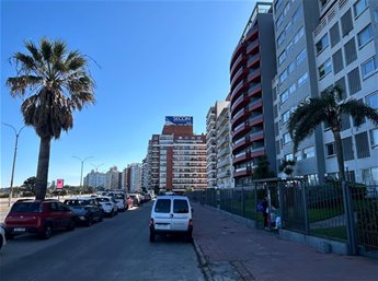 Venta Apartamento sobre la rambla Malvin 2 Dormitorios cochera