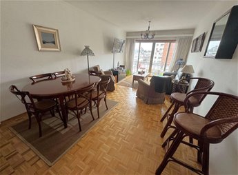 Venta de apartamento de 3 dormitorios y garaje en Pocitos