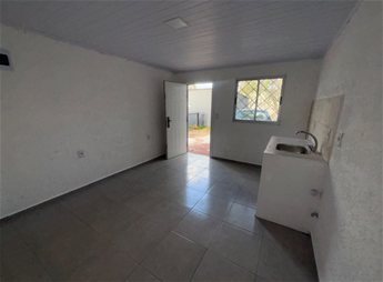 Casa en alquiler a estrenar, un dormitorio y entrada para coche.
