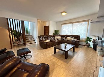 EN VENTA NUEVO PRECIO!!  HERMOSA Y CONFORTABLE CASA DE 4 DORMITORIOS, CON PISCINA CLIMATIZADA Y COMPLETAMENTE EQUIPADA, A METROS DE LA RAMBLA COSTANERA Y PLAYAS DE COLONIA.