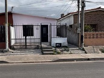 Casa al frente de 2 dormitorios en Las Piedras con entrada vehicular.