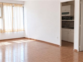 Amplio apartamento todo al frente, cocina definida y terraza