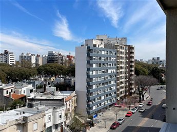 Bv.España y Ellauri.Piso 8 con vista panorámica y sol ,orientado al oeste: Impecable estado.Ambiente 28 m2, con placar separador de kitchenette y aire acond.,Conexión lavaropa.Vigilancia 24