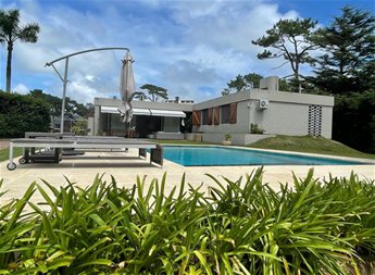 Playa Mansa. 6 dormitorios. Piscina. Divina y Exclusiva.