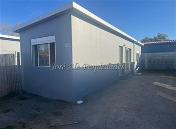 EN ALQUILER CASA DE 2 DORMITORIOS UBICADA EN FERRANDO, COLONIA.