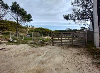 EL PINAR PUNTA PINARES Venta muy buen terreno de 700m2, ya nivelado, con 20mts de frente x 35 a metros de la playa