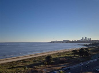 Zona Malvín. Piso 8 panorámico, frente al Río y playa. Impecable equipado y amueblado.Terraza desde living.2 dormitorios,2 baños, conexión lavaropas,Vigilancia 24,Barbacoa, gimnasio, Garaje.