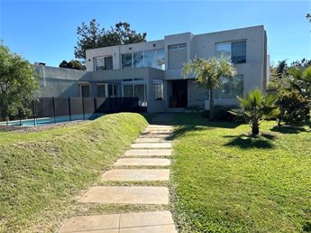 Primera fila Rambla del Pinar frente Médanos. 4 dorm (2 PB y 2 PA) Cocina Silestone integrada con isla y piscina climatizada con jardín. 3000 dolares de Alquiler.