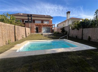 Casa en alquiler de 3 dormitorios con jardín y parrillero. Piscina. Barrio San Nicolas. Seg.24 horas