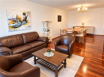 Apartamento amueblado en alquiler en Carrasco Sur, 2 dormitorios, jardín exclusivo y garaje doble