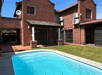 Alquiler y Venta Casa Parque Miramar 3 Dormitorios + servicio, 3 Baños Garaje piscina