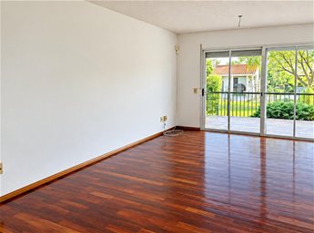 Apartamento en venta Carrasco Sur, 2 dormitorios, jardín exclusivo y garaje doble