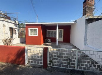 Casa en barrio Lezica. Tres dormit. Lugar para coche.