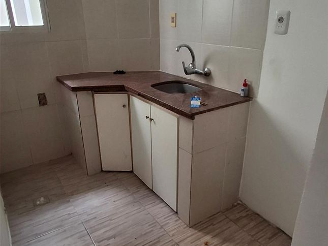 Excelente apto. Perez Castellano y Peatonal Sarandí 1 Dormitorio, amplio, luminoso, ventilado y Patio VENDO CON RENTA Alquilado en  $21.000 gastos comunes $1700 - foto 1