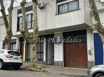 EN VENTA CASA CENTRICA DE 5 DORMITORIOS IDEAL FAMILIA NUMEROSA O PROYECTO COMERCIAL, COLONIA.