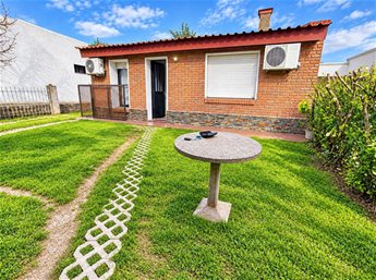 Casa en Alquiler en Nueva Helvecia de 3 dormitorios c/garaje, parrillero y patio Ref: 6069