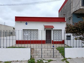 Alquiler en Unión Casa 3 Dormitorios , 2 baños, Cochera, fondo con parrillero