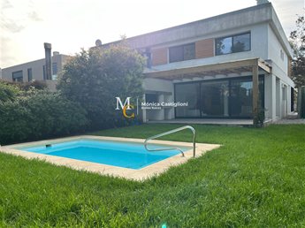 San Nicolas, casa de 3 dormitorios, piscina climatizada, moderna.