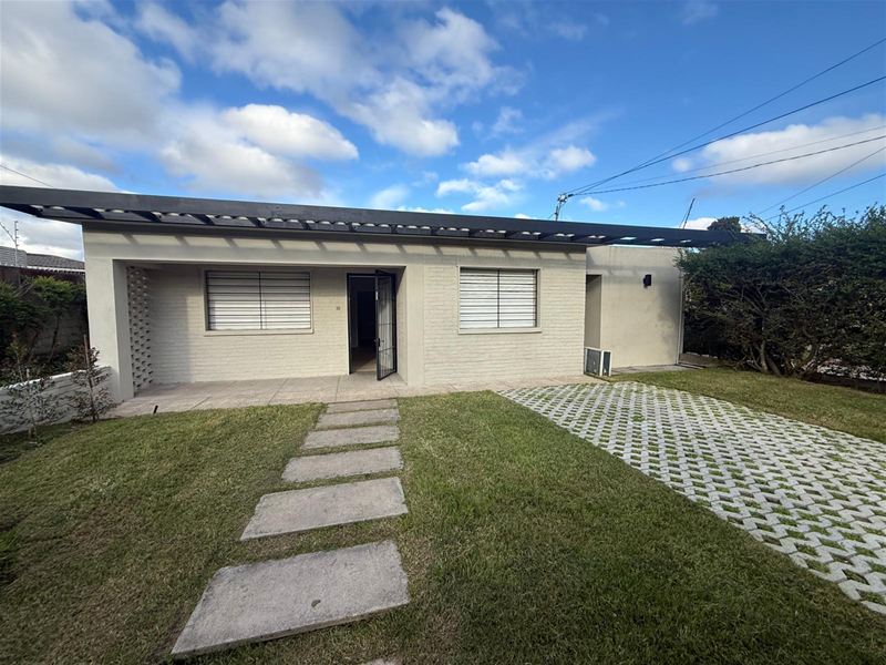 VENTA Casa reciclada de 3 dormitorios, 2 baños y piscina en Carrasco Norte - foto 1