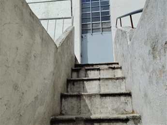 Alquiler monoambiente por escalera en La Comercial