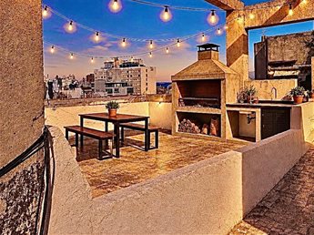 Ciudad Vieja.Apartamento al frente ,tipo casa,única en  el primer piso x escalera, patio 10 mts2 y azotea exclusiva de 67 mts.2 ,vivienda de ambientes amplios con 124 mts2internos,3 Dormitor