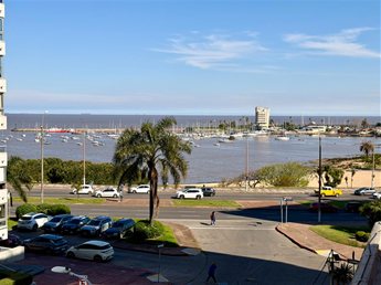 Venta apartamento 4 dormitorios, estar, terraza con parrillero, 2 garajes, vista Puerto del Buceo