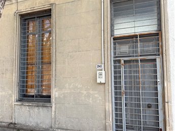 OPORTUNIDAD  Casa padrón único en 2 plantas con un dormitorio  principal con placard  , mas escritorio y living comedor con estufa a leña.