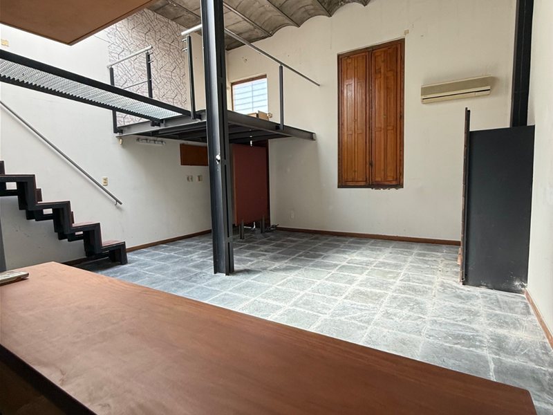 OPORTUNIDAD  Casa padrón único en 2 plantas con un dormitorio  principal con placard  , mas escritorio y living comedor con estufa a leña. - foto 2