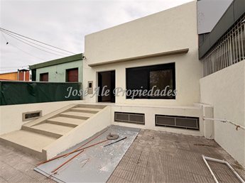 EN ALQUILER CASA DE 2 DORMITORIOS EN ZONA CENTRICA A 100M DE LA RAMBLA DE COLONIA.