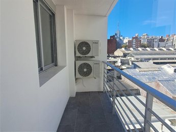 Venta apartamento amueblado con cochera en Tres Cruces - foto 5