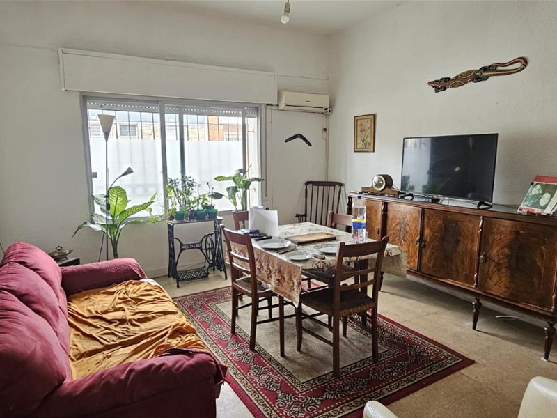 VENTA APARTAMENTO EN PLANTA BAJA 2 DORMITORIOS CON PATIO EN  LA COMERCIAL – IDEAL INVERSIÓN - foto 1
