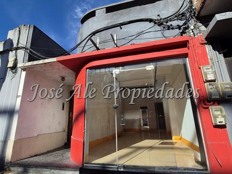 EN ALQUILER LOCAL COMERCIAL CÉNTRICO SOBRE UNA DE LAS AV PRINCIPALES DE COLONIA. - foto 1