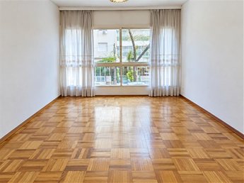 Alquiler apartamento en Pocitos de 3 dormitorios y 2 baños, patio chico,  garaje amplio.