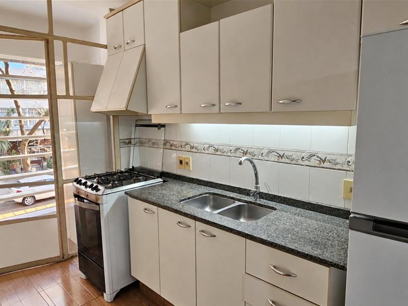 Alquiler apartamento en Pocitos de 3 dormitorios y 2 baños, patio chico,  garaje amplio. - foto 3