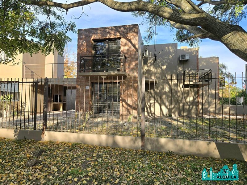 ALQUILER!! GRAN CASA ESQUINA DE 4 DORM Y 3 BAÑOS! PARRILLERO Y AMPLIO FRENTE JARDIN! ACCESO PARA VARIOS VEHICULOS! ATLANTIDA! - foto 2