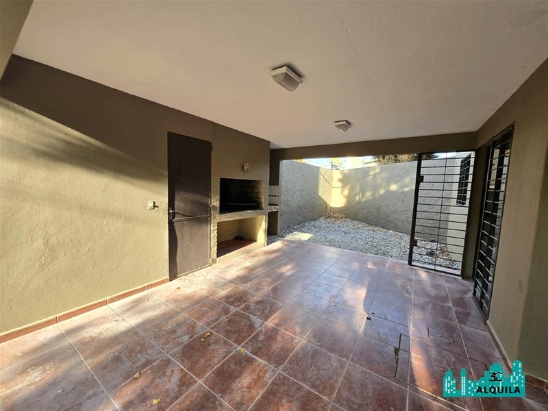 ALQUILER!! GRAN CASA ESQUINA DE 4 DORM Y 3 BAÑOS! PARRILLERO Y AMPLIO FRENTE JARDIN! ACCESO PARA VARIOS VEHICULOS! ATLANTIDA! - foto 3